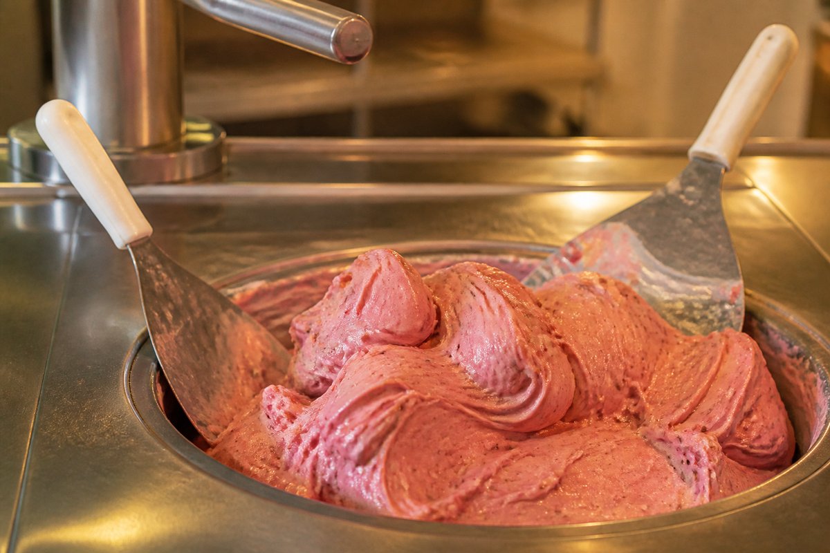 Čerstvě točené jahodové gelato ve výrobě